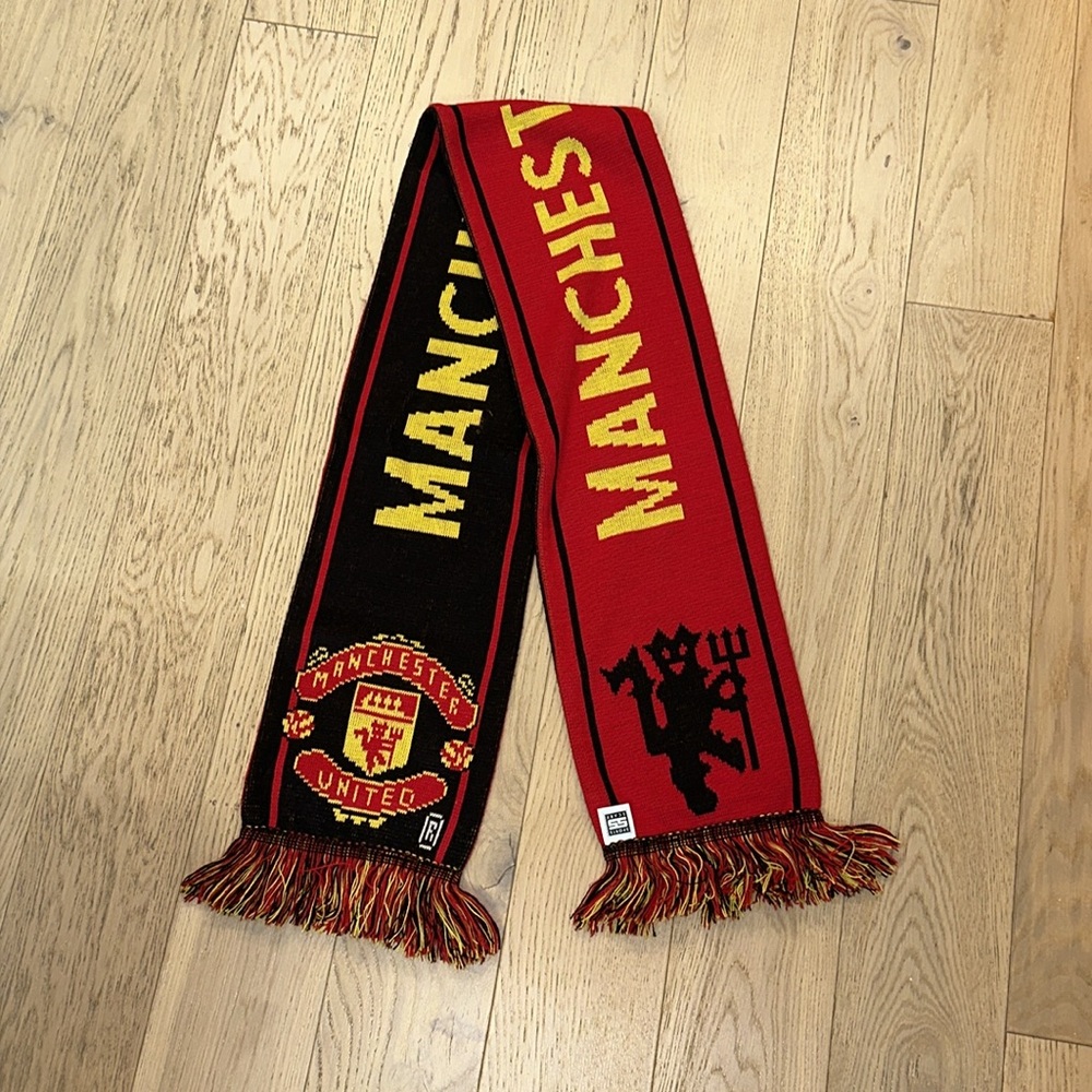 Manchester United Scarf
One Size Only 
Color: Black/Red/Yellow
Good Condition
